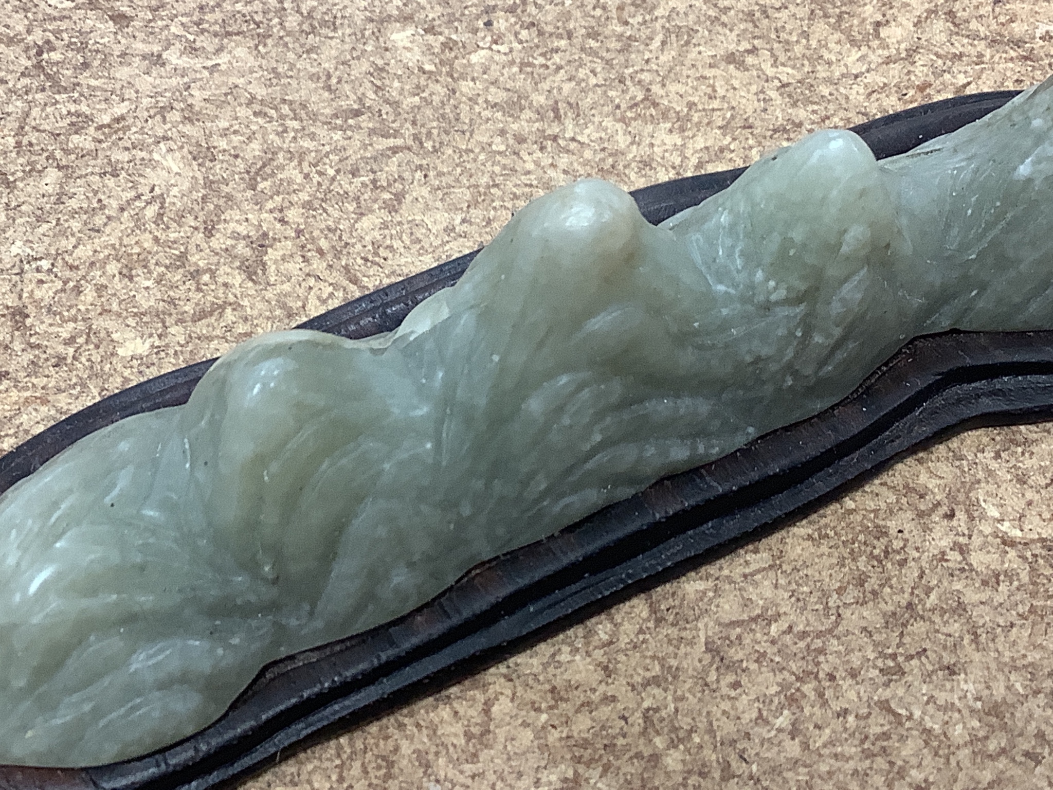 A Chinese jade ‘mountain peaks’ brushset, wood base 8.5cm